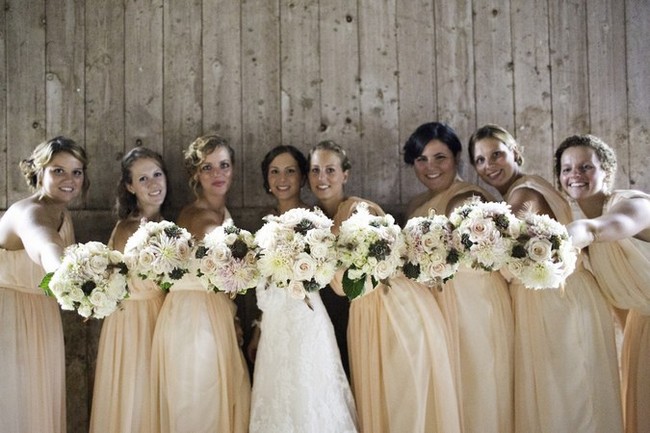 22 Wedding Photo Poses & Ideas {Real Brides}