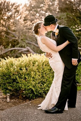 22 Wedding Photo Poses & Ideas {Real Brides} 