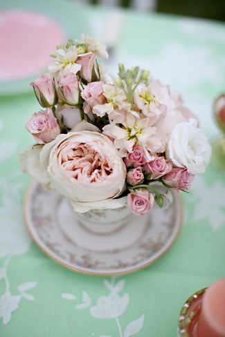 Vintage Wedding Décor Idea - Mint Green and Peach Wedding Table Flowers in Tea Cup