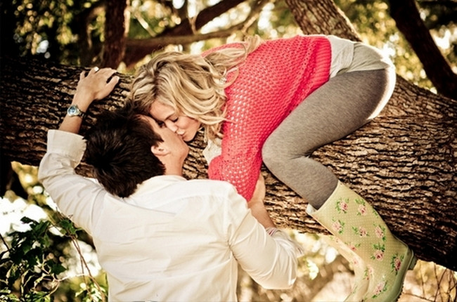 Engagement Photo Poses and Ideas