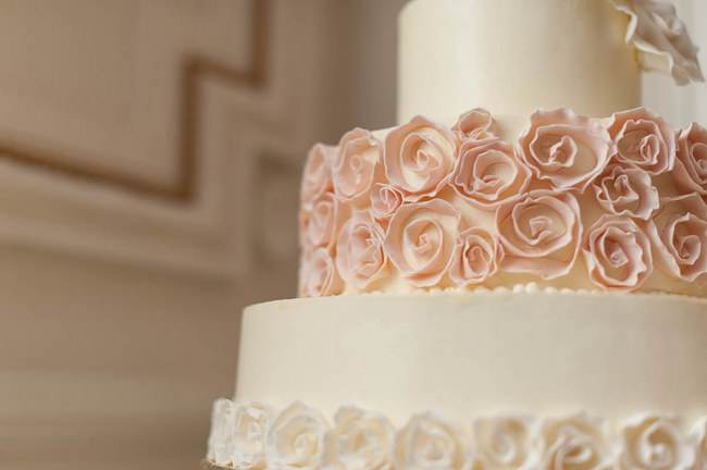 Ruffled Wedding Cake :: Peach and Blush Autumn Wedding at the Tupper Manor by Kristen Jane Photography | Seen first on ConfettiDaydreams.com