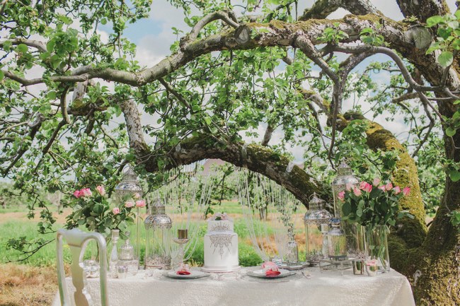 Outdoor Tablescape // Blush and Sparkle Fifties Inspired Countryside Wedding in the Countryside // Kirsty-Lyn Jameson Photography  // Gibson Bespoke // ConfettiDaydreams.com Wedding Blog