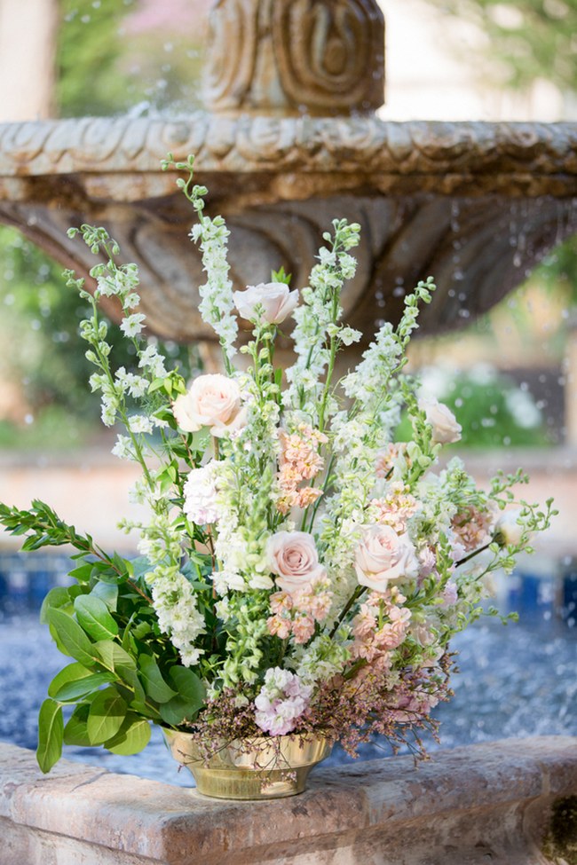 Outdoor San Antonio Wedding Ceremony :: Elegant blush and gold Summer Wedding //  Miranda Laine Photography // ConfettiDaydreams.com Wedding Blog