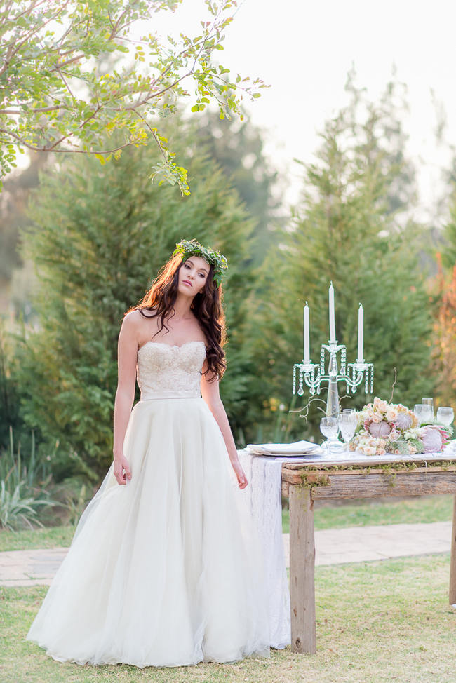 Rustic Elegance Gold table setting // Rustic Fall Wedding Decor Ideas // Lightburst Photography // Flowers: Dear Love Events // Rosemary Hill Venue