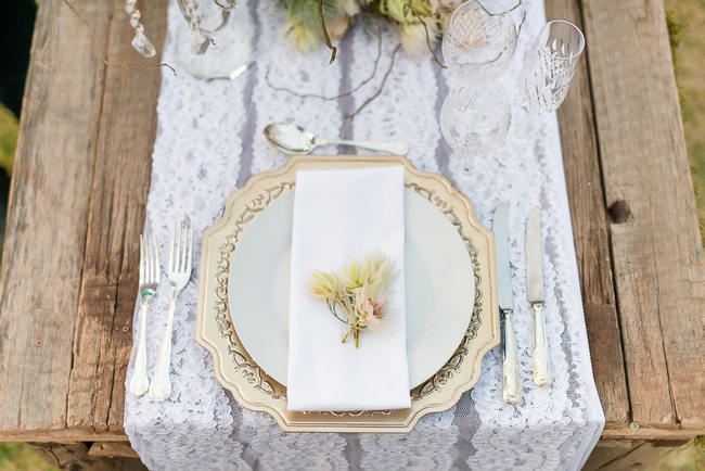 Rustic Elegance Gold table setting // Rustic Fall Wedding Decor Ideas // Lightburst Photography // Flowers: Dear Love Events // Rosemary Hill Venue