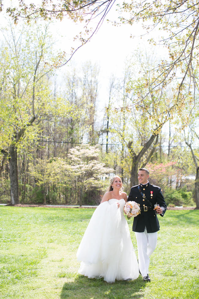 Couple Photo Ideas //  Beautiful Rustic Elegance Wedding in Blush Cream Gold // Carly Fuller Photography // Click for more details on www.ConfettiDaydreams.com