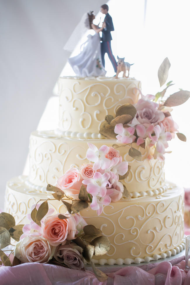Flower Cake  // Beautiful Rustic Elegance Wedding in Blush Cream Gold // Carly Fuller Photography // Click for more details on www.ConfettiDaydreams.com