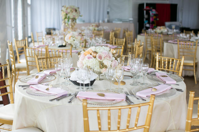 Stunning Round Wedding Table Setting  // Beautiful Rustic Elegance Wedding in Blush Cream Gold // Carly Fuller Photography // Click for more details on www.ConfettiDaydreams.com