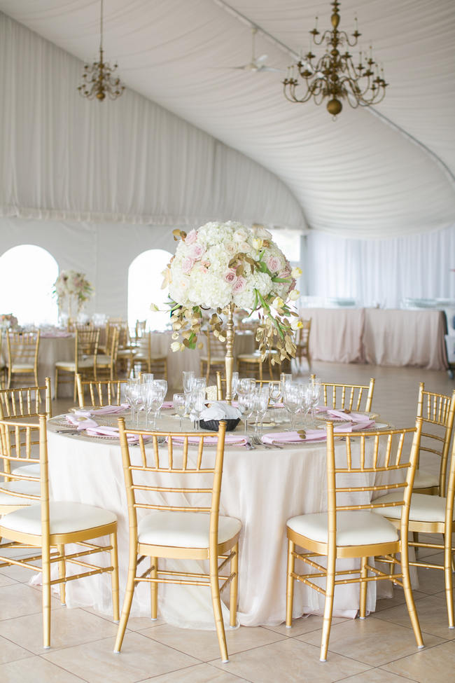Stunning Round Wedding Table Setting  // Beautiful Rustic Elegance Wedding in Blush Cream Gold // Carly Fuller Photography // Click for more details on www.ConfettiDaydreams.com