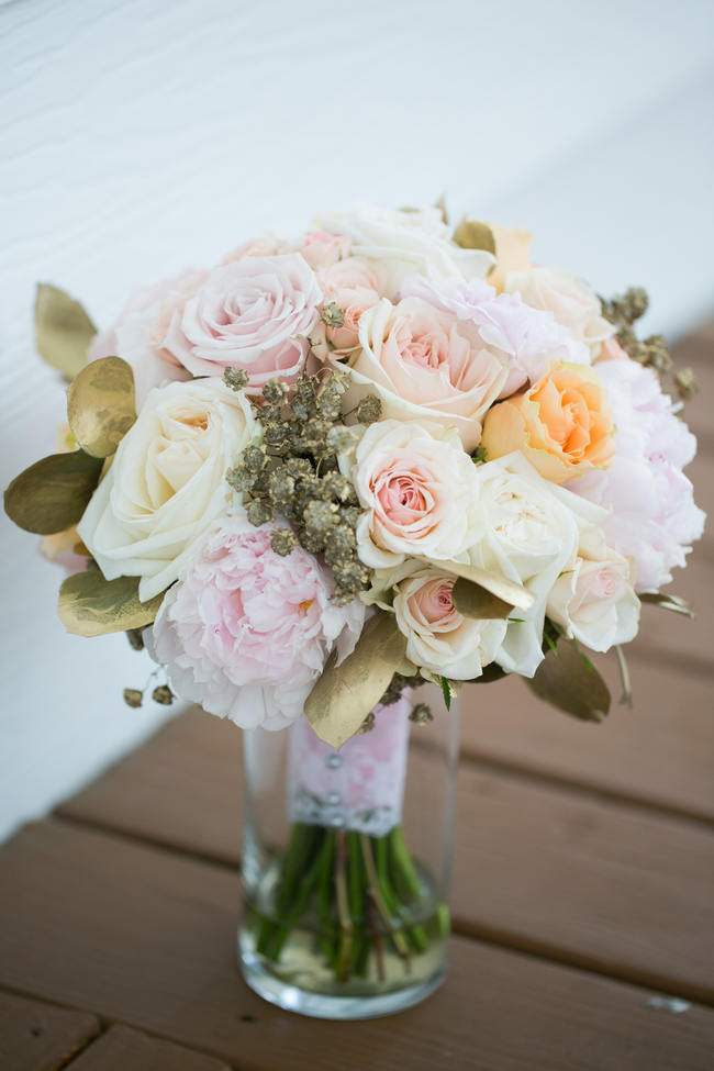 Stunning Bouquet //  Beautiful Rustic Elegance Wedding in Blush Cream Gold // Carly Fuller Photography // Click for more details on www.ConfettiDaydreams.com