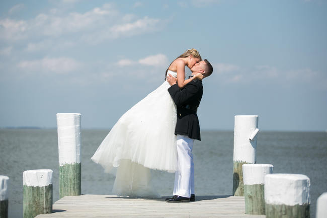 Couple Photo Ideas //  Beautiful Rustic Elegance Wedding in Blush Cream Gold // Carly Fuller Photography // Click for more details on www.ConfettiDaydreams.com