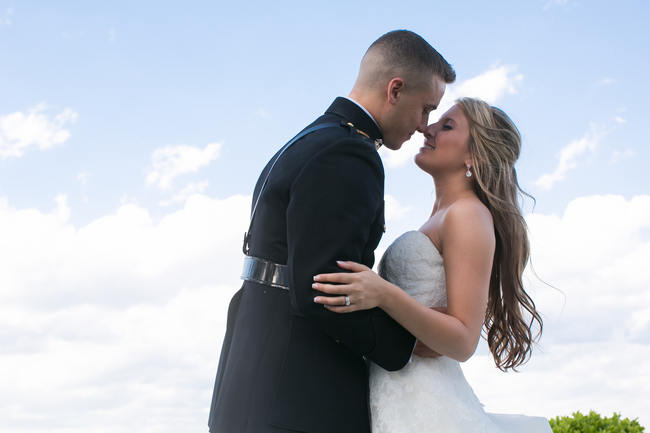 Couple Photo Ideas //  Beautiful Rustic Elegance Wedding in Blush Cream Gold // Carly Fuller Photography // Click for more details on www.ConfettiDaydreams.com