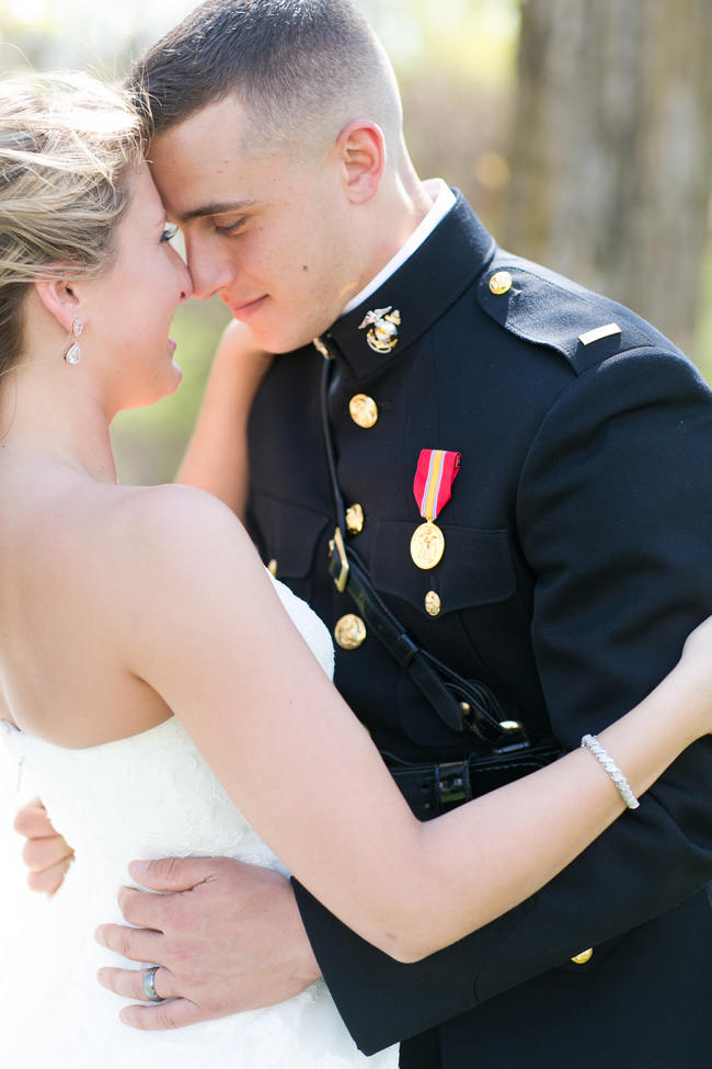 Couple Photo Ideas //  Beautiful Rustic Elegance Wedding in Blush Cream Gold // Carly Fuller Photography // Click for more details on www.ConfettiDaydreams.com