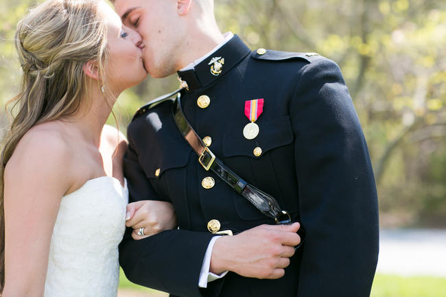 Couple Photo Ideas //  Beautiful Rustic Elegance Wedding in Blush Cream Gold // Carly Fuller Photography // Click for more details on www.ConfettiDaydreams.com