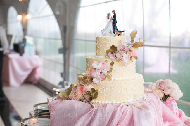 Flower Cake  // Beautiful Rustic Elegance Wedding in Blush Cream Gold // Carly Fuller Photography // Click for more details on www.ConfettiDaydreams.com