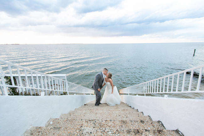 Couple Photo Ideas //  Beautiful Rustic Elegance Wedding in Blush Cream Gold // Carly Fuller Photography // Click for more details on www.ConfettiDaydreams.com