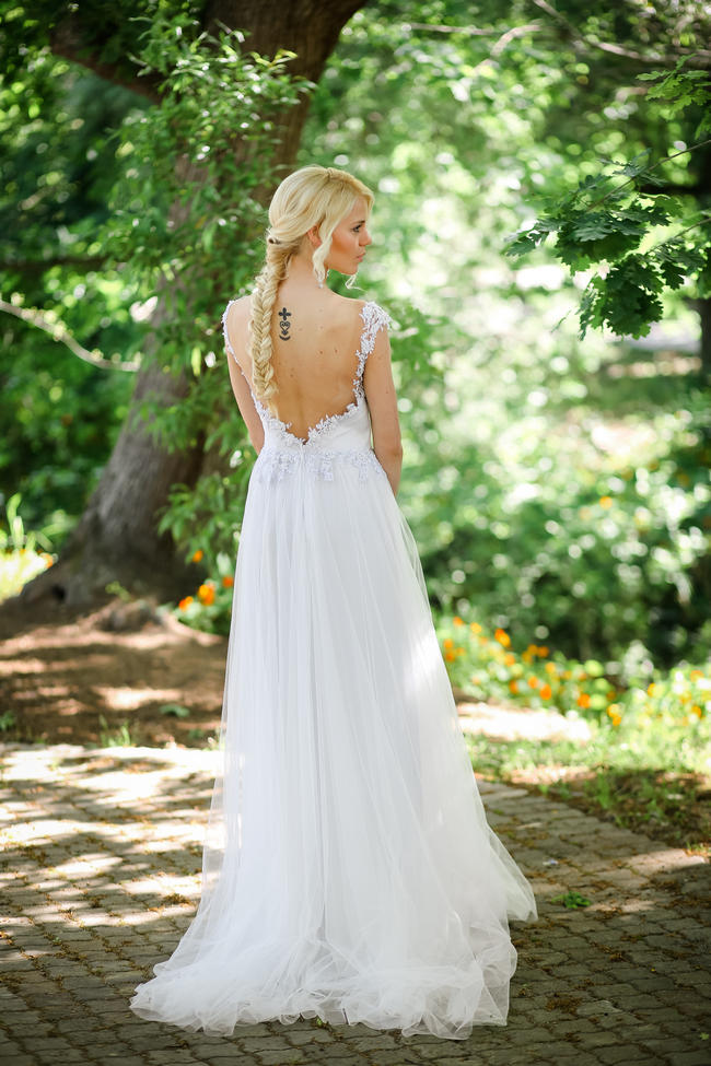 Backless lace Robyn Roberts wedding dress // Nikki Meyer photography