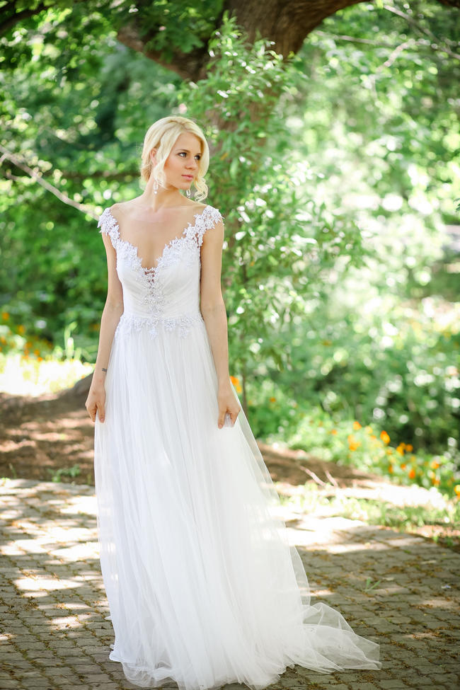 Backless lace Robyn Roberts wedding dress // Nikki Meyer photography