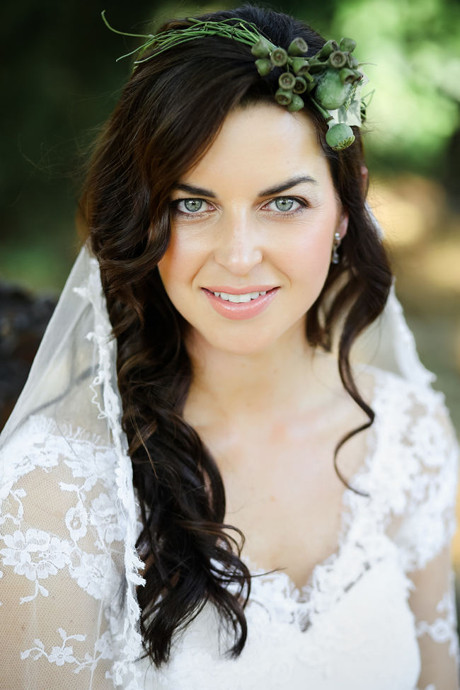 Rustic ivy wreath with lace edged veil perfect for a Rustic Garden Picnic Wedding // Nikki Meyer Photography