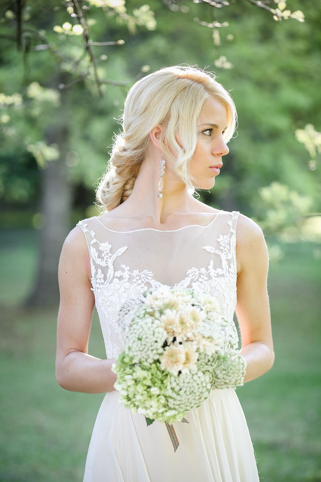  Cream, white and green bridal bouquet with queen annes lace and chrysanthemums. // Nikki Meyer Photography
