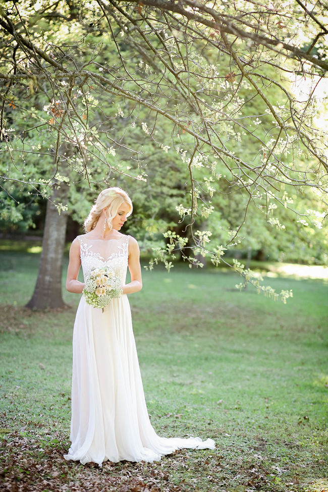  Cream, white and green bridal bouquet with queen annes lace and chrysanthemums. // Nikki Meyer Photography