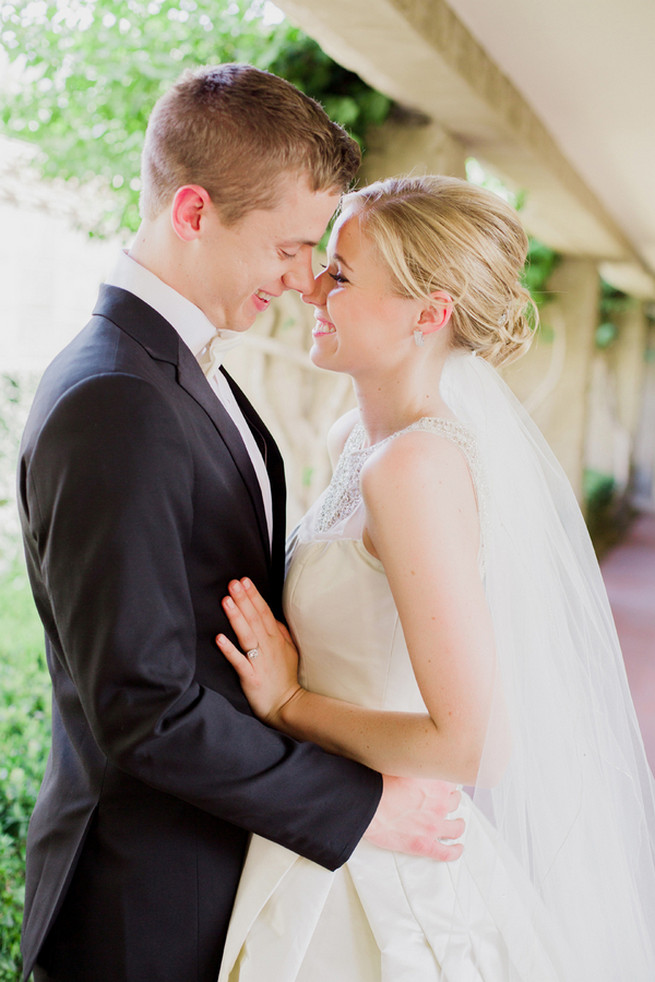 Uber romantic couple photos in this Glamorous Gatsby Inspired Wedding by Elyse Hall Photography on ConfettiDaydreams.com