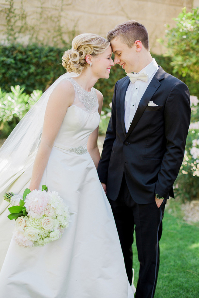 Uber romantic couple photos in this Glamorous Gatsby Inspired Wedding by Elyse Hall Photography on ConfettiDaydreams.com