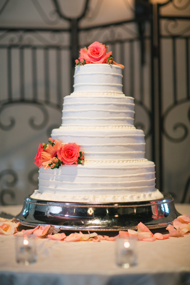 Rustic white wedding cake with fresh peach roses. Cute Coral Gray wedding at Briscoe Manor, Houston, by Luke and Cat Photography