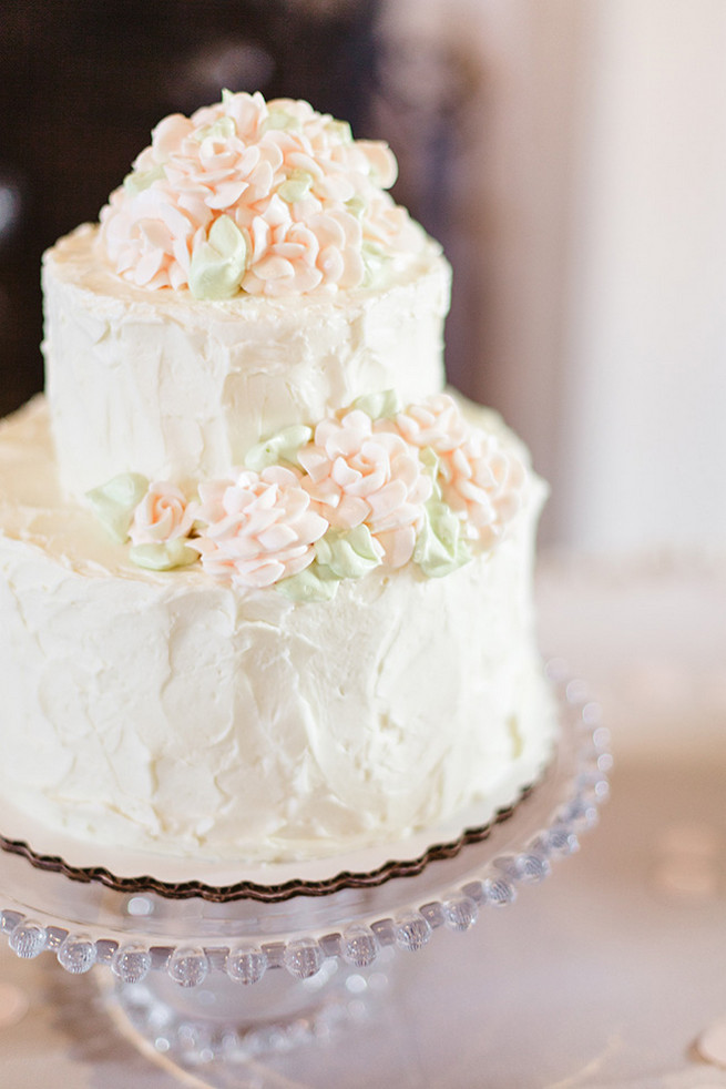 Simply elegant white cake with cream flowers. / Elegant Milwaukee Wedding Valo Photography