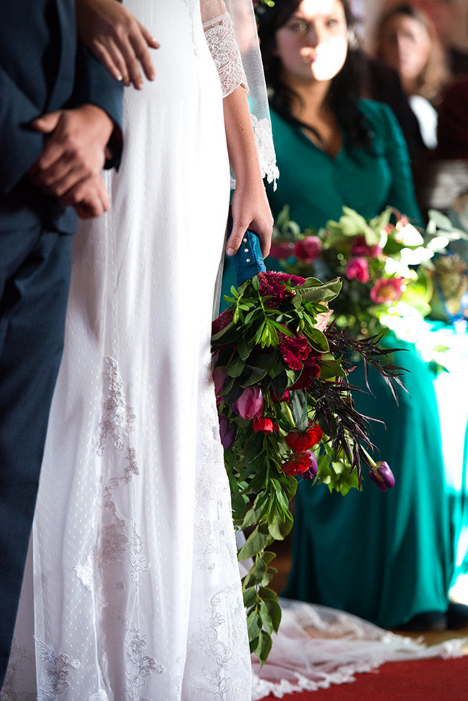 Woodlands Winter Wedding in deep blue, burgundy and emerald green // Knit Together Photography