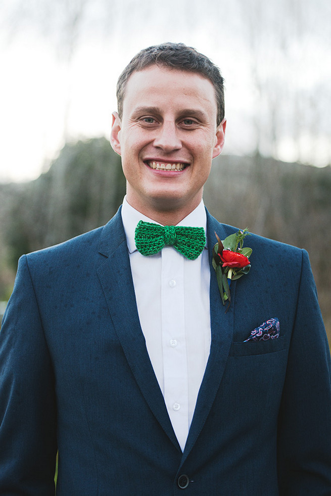  Rainy day couple photographs. Woodlands Winter Wedding in deep blue, burgundy and emerald green // Knit Together Photography