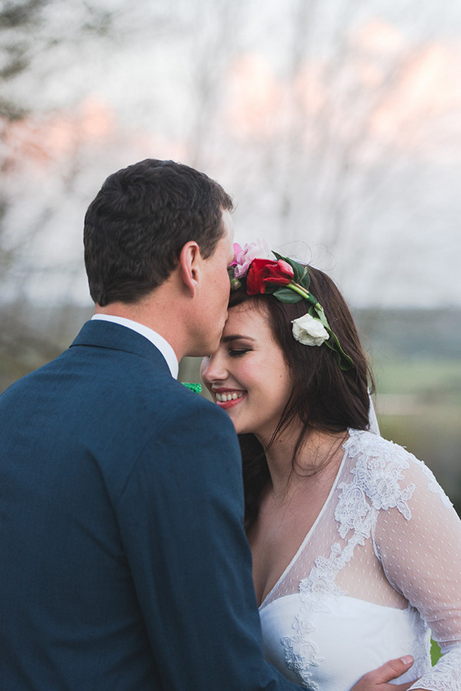  Rainy day couple photographs. Woodlands Winter Wedding in deep blue, burgundy and emerald green // Knit Together Photography