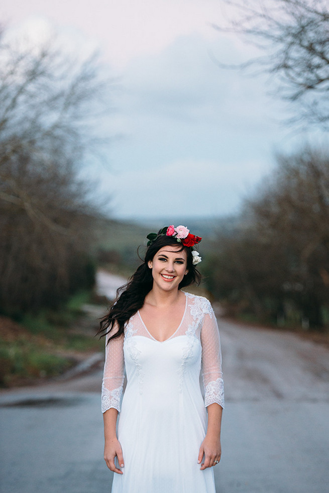  Rainy day couple photographs. Woodlands Winter Wedding in deep blue, burgundy and emerald green // Knit Together Photography