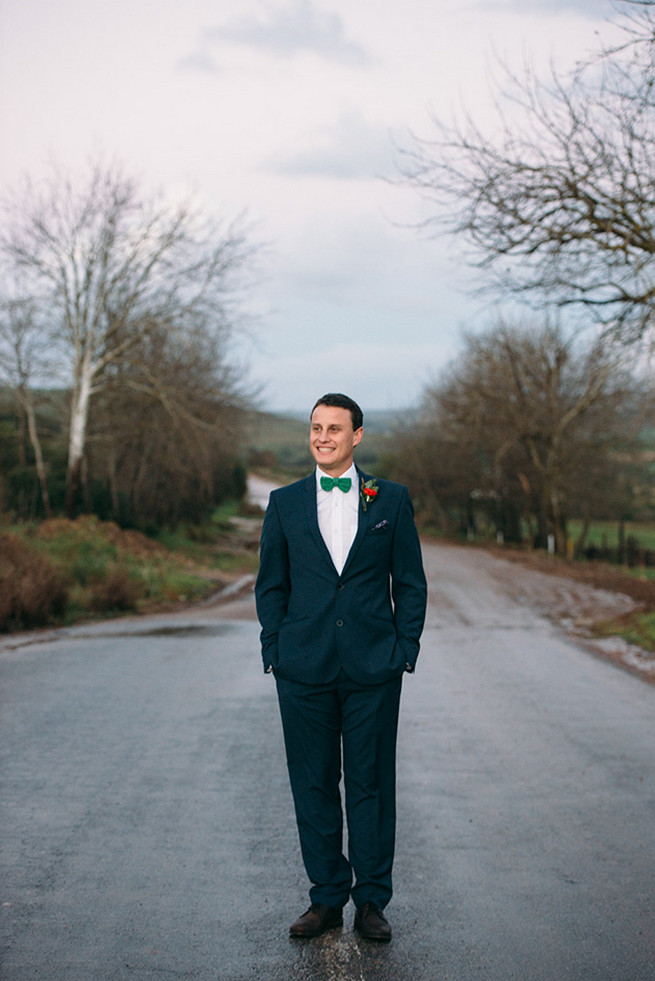  Rainy day couple photographs. Woodlands Winter Wedding in deep blue, burgundy and emerald green // Knit Together Photography