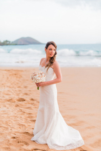 Breathtaking Wedding Bouquet: Beach shell bouquet with white flowers. Click to blog for more gorgeous bouquet ideas.