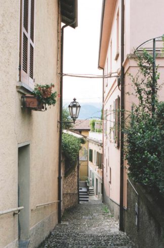 Let's run away to Italy with this elegant Lake Como Italy Elopement! Photographed by Rochelle Cheever