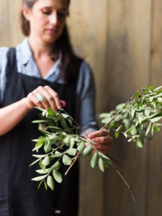 Step by step instructions - how to create a romantic, hand tied garden wedding bouquet.