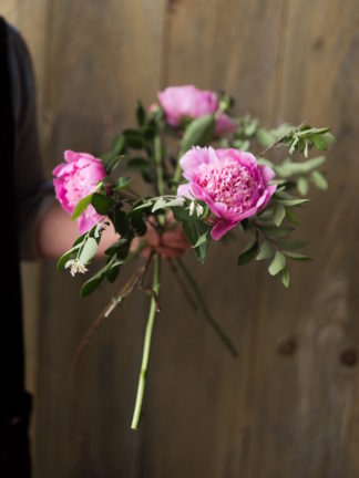 Step by step instructions - how to create a romantic, hand tied garden wedding bouquet.