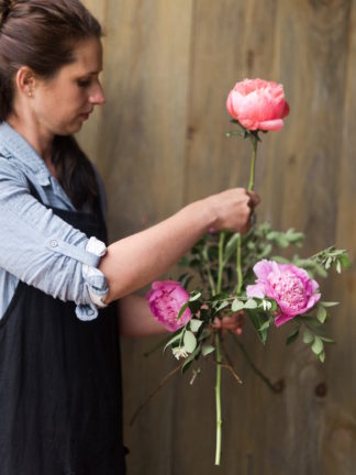 Step by step instructions - how to create a romantic, hand tied garden wedding bouquet.