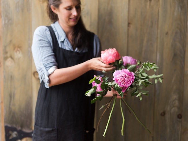 Step by step instructions with pictures: how to create a romantic, hand tied garden wedding bouquet.