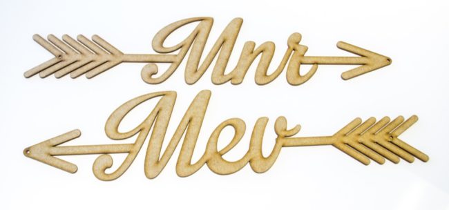 Meneer Mevrou Wedding Sign. See 20 more cute and creative ideas here: https://confettidaydreams.com/mr-and-mrs-signs/