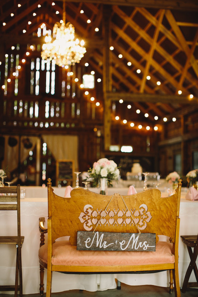 Mr and Mrs Loveseat Sign for a wedding sweetheart table Too cute! See more: https://confettidaydreams.com/mr-and-mrs-signs/ ‎ - Photo Jennifer van Elk Photography