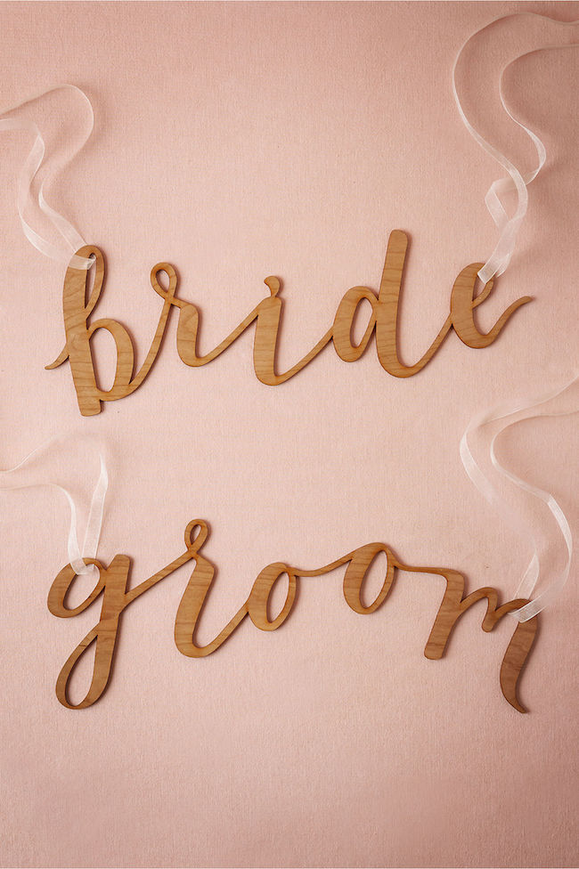 Mr and Mrs Signs chair signs for Bride and Groom in calligraphy. See 20 more cute and creative ideas here: https://confettidaydreams.com/mr-and-mrs-signs/