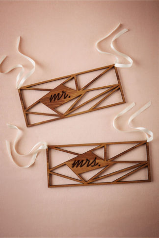 Mr and Mrs Signs for art deco wedding: See 20 more cute and creative ideas here: https://confettidaydreams.com/mr-and-mrs-signs/