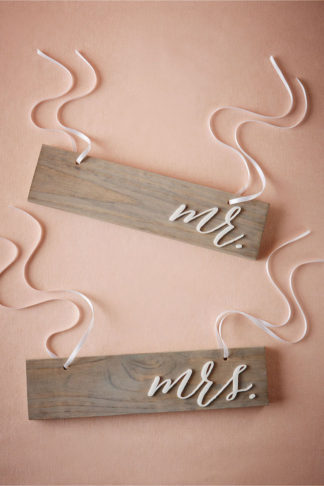 Mr and Mrs Signs signs on rustic driftwood for your beach wedding. See 20 more cute and creative ideas here: https://confettidaydreams.com/mr-and-mrs-signs/