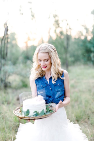 It's one year later and their first wedding anniversary photoshoot is perfect! Photos: D'amor Photography