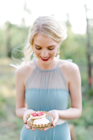 It's one year later and their first wedding anniversary photoshoot is perfect! Photos: D'amor Photography