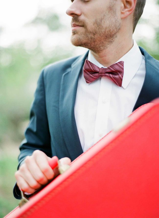 The cutest Travel Themed Engagement Photo Ideas by Bowtie and Bloom