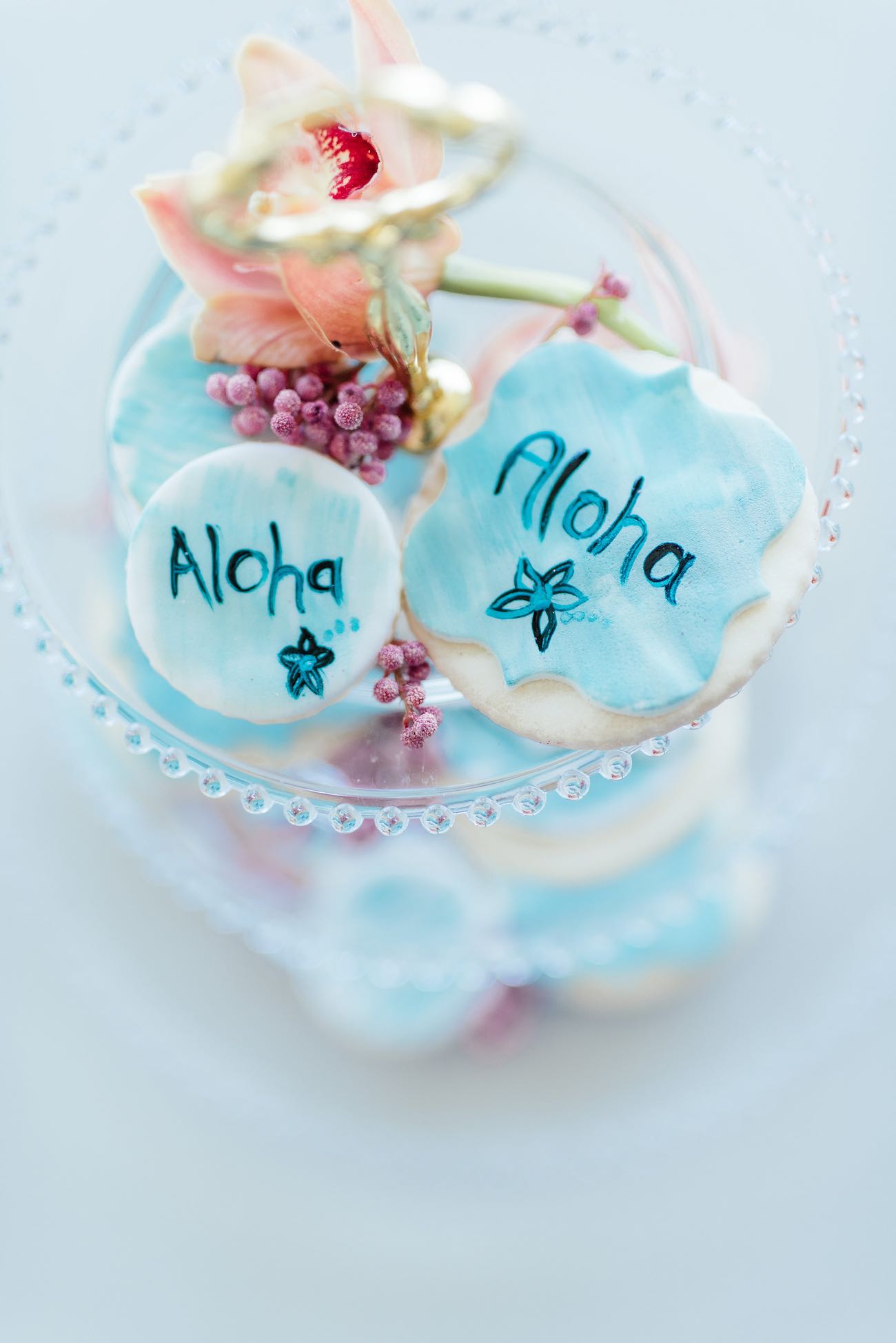 Aloha! Hand painted biscuit wedding favors for a pastel mint tropical wedding. Click for the most absolutely gorgeous Tropical Wedding ideas ever!